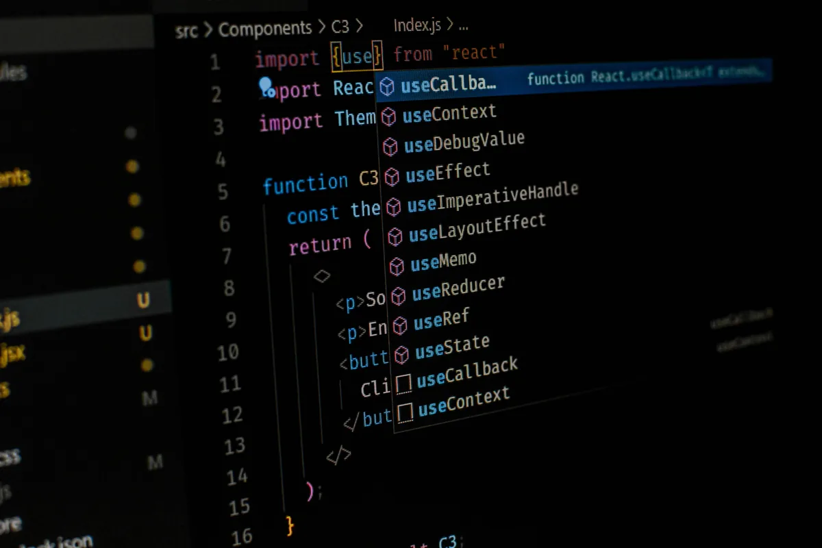 Dezvoltare software custom — cod pe monitor